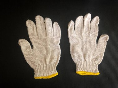 Siyah arka planda eldivenleri olan kadın eli.