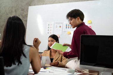 Genç iş adamları çalışıyor, iş arkadaşları toplantı yapıyor.,
