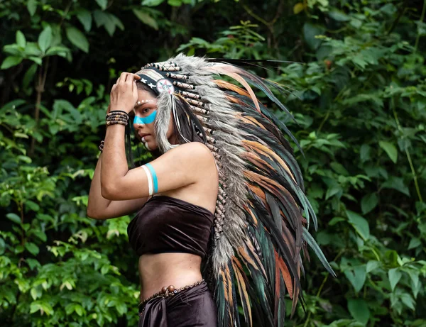 Beautiful Woman Raising Hand Touch Headdress Made Feathers Birds Painted — Stock Photo, Image