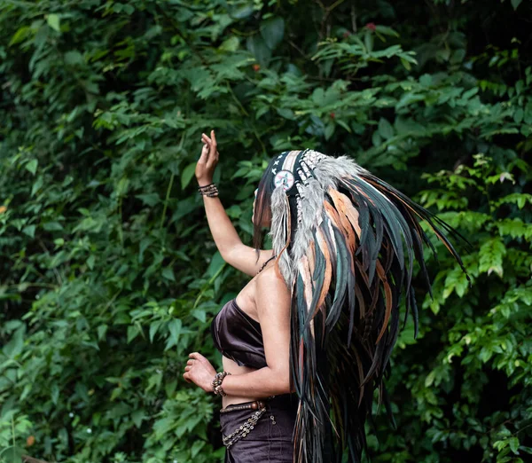 Woman Wearing Headdress Feathers Birds Raise Reach Air Portrait Model — Stock Photo, Image