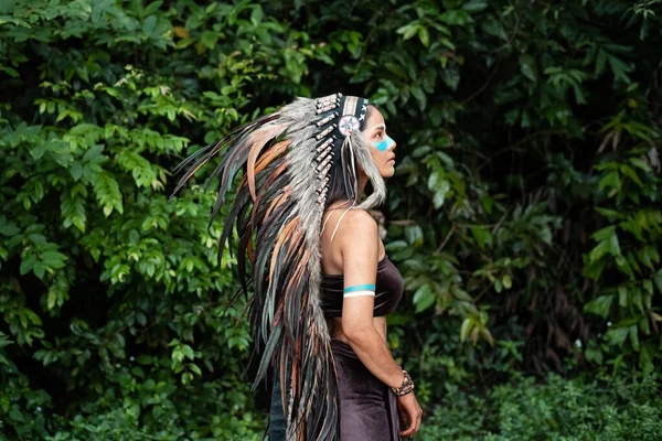 Die Schöne Frau Trägt Vogelfedern Mit Kopfbedeckung Blaue Farbe Auf — Stockfoto