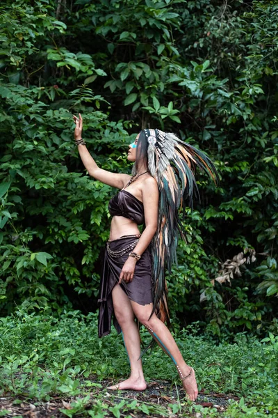 Mujer Con Plumas Tocado Pájaros Levantar Toque Hoja Verde Retrato —  Fotos de Stock