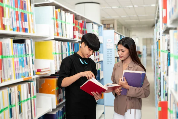 Dos Jóvenes Adolescentes Leyendo Libro Hablando Juntos Biblioteca Luz Borrosa — Foto de Stock