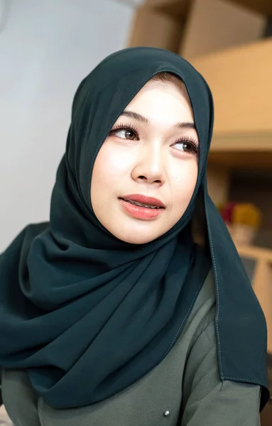 Wanita Cantik Mengangkat Tangan Menyentuh Wajahnya Senyum Kecil Potret Model — Stok Foto