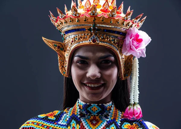Hermosa Mujer Con Traje Baile Folclórico Sureño Tailandés Hecha Cuentas — Foto de Stock