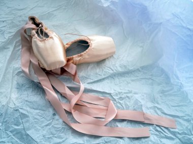 Bir çift bale ayakkabısı grunge yüzey arkaplanı, bulanık ışık