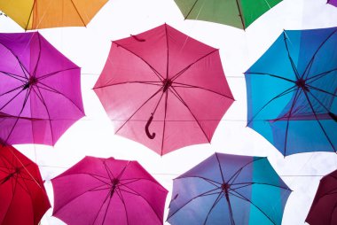 Güneşli bir günde çok renkli şemsiye, genel giderler, renkli arkaplan