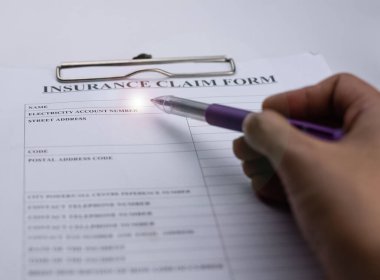 Sigorta tazminat talebi formunu kullanarak insan elini bulanıklaştırmak, mercek alevi etkisi, bulanık ışık.