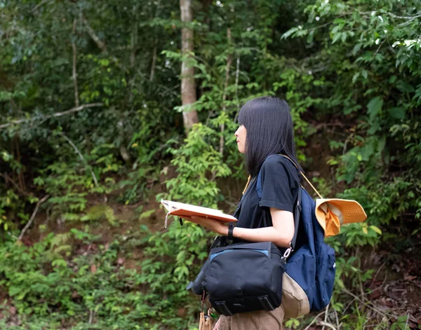 Bela Mulher Que Segura Livro Mão Andando Parque Relaxe Tempo — Fotografia de Stock