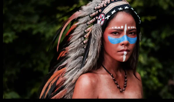 Hermosa Señora Pintó Cara Cuerpo Con Color Marrón Cand Azul — Foto de Stock