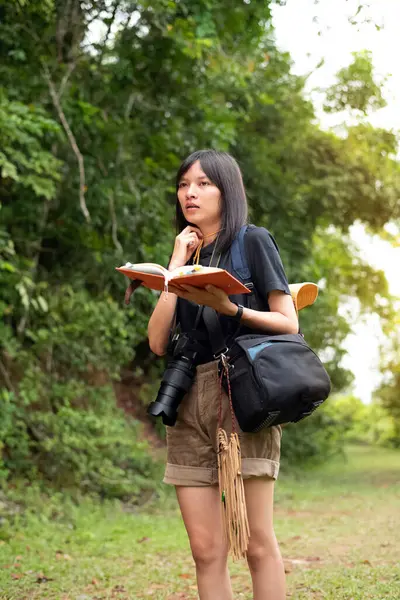 Mochila Adolescente Jovem Segurando Livro Mão Andando Parque Tempo Relaxamento — Fotografia de Stock