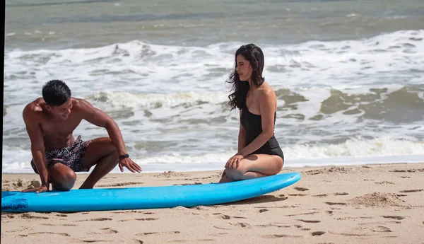 Junger Schöner Mann Und Schöne Dame Sitzen Neben Longboard Strand — Stockfoto