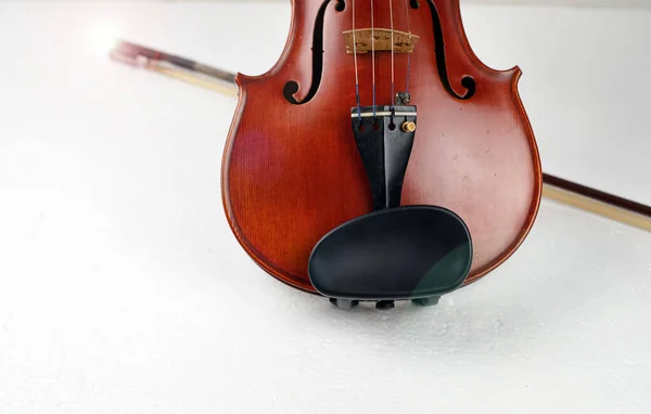 背景にぼやけた弓の前に置かれたバイオリンの前側 — ストック写真