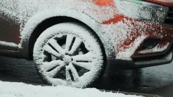 Hó borította koszos autó a parkolóban. Havas autó télen, hóesés után. A hóvihar és a tornádó következményei. — Stock videók