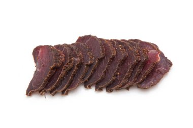 Beef biltong, Güney Afrika usulü kurutulmuş et, beyaz bir stüdyoda izole edilmiş..
