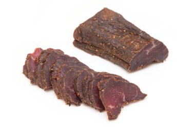 Beef biltong, Güney Afrika usulü kurutulmuş et, beyaz bir stüdyoda izole edilmiş..