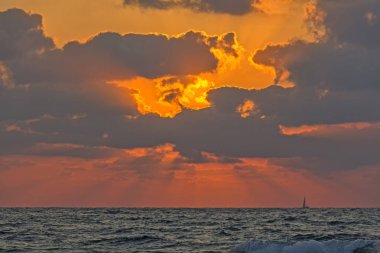 Denizde gün batımı. 