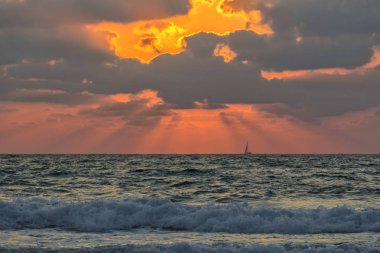 Denizde gün batımı. 