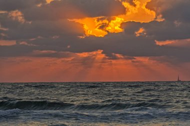 Denizde gün batımı. 