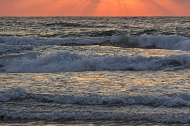Denizde gün batımı. 
