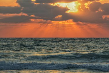 Denizde gün batımı. 