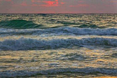 Denizde gün batımı. 