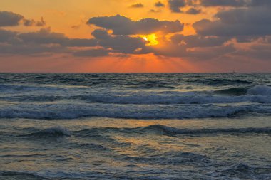 Denizde gün batımı. 