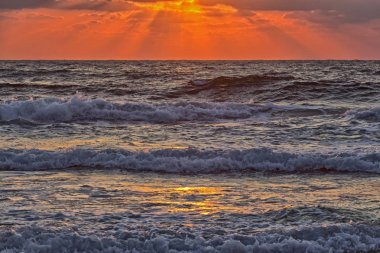 Denizde gün batımı. 