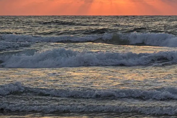 Denizde gün batımı. 
