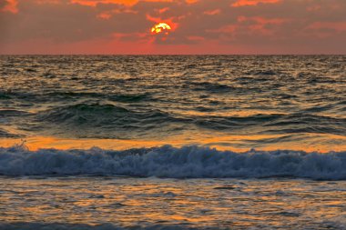 Akdeniz 'de gün batımı.
