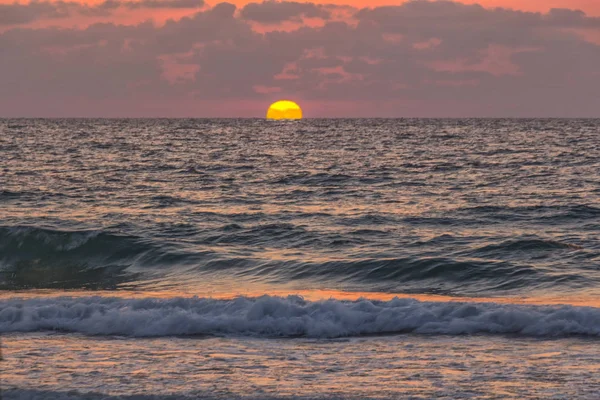 Puesta de sol en el mar Mediterráneo . — Foto de Stock