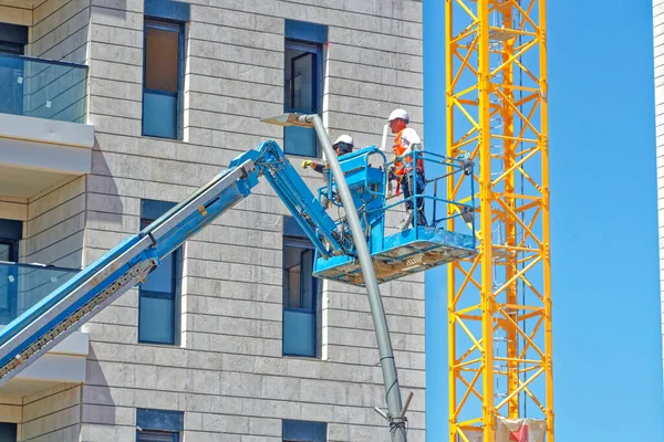 Trabalhador Construção Está Trabalhando Com Caminhões Guindastes — Fotografia de Stock