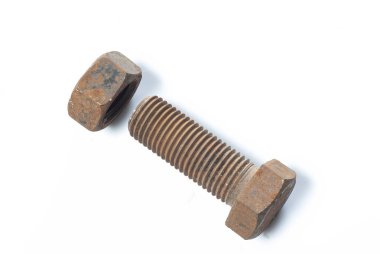 Paslı fındık ve cıvatanın eski yakın çekimi beyaz arka planda izole edilmiş