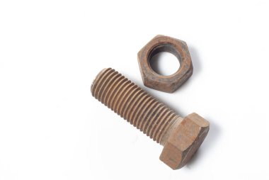 Paslı fındık ve cıvatanın eski yakın çekimi beyaz arka planda izole edilmiş