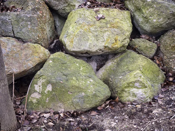 Vecchie pietre del fiume ricoperte di muschio che fanno invecchiare un muro — Foto Stock