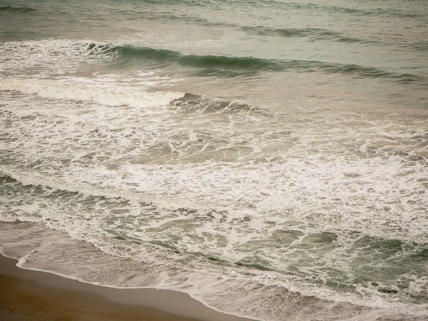 Impressionantes ondas do mar na costa da Andaluzia, na Espanha. Pôr do sol na praia. Conceito de luxo e lua de mel — Fotografia de Stock