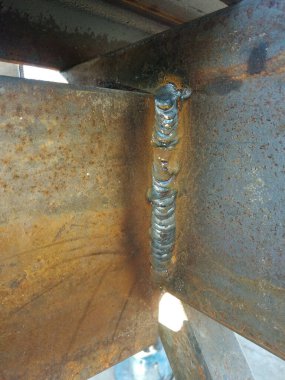 Dikey çizgide gri metal üzerine kaynak karbon çeliği