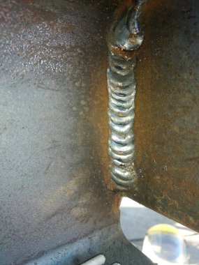 Dikey çizgide gri metal üzerine kaynak karbon çeliği