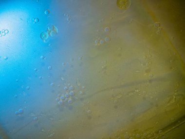 Sert kabarcıklar içeren soyut bir sıvıda düşük doymuş neon ışıkların arka planı siber punk kavramı