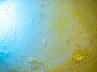 Sert kabarcıklar içeren soyut bir sıvıda düşük doymuş neon ışıkların arka planı siber punk kavramı