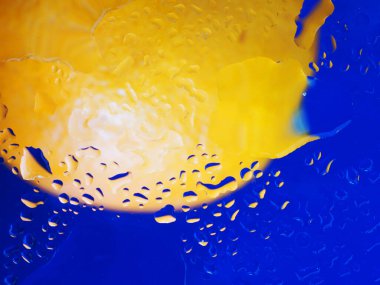 Su mavi arka plan ve su damlaları turuncu