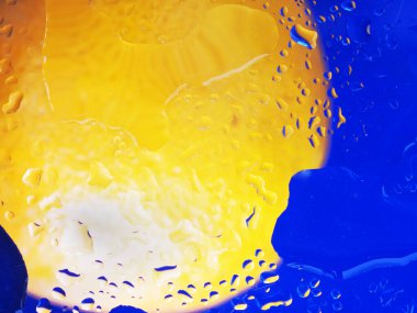 Su mavi arka plan ve su damlaları turuncu