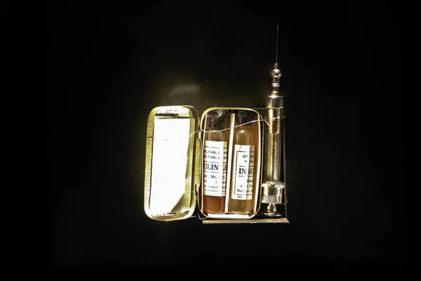 Первая оригинальная инсулиновая бутылка и шприц — стоковое фото