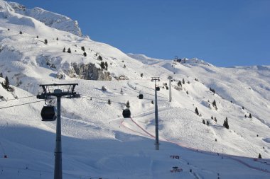 Zurs ve Lech am Arlberg 'de teleferik kablosuyla kayak pisti. 
