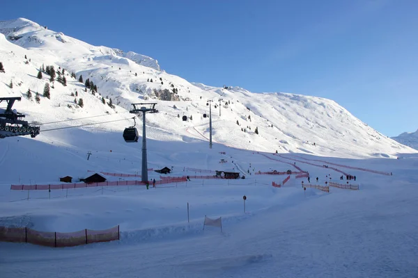Naše a Lech am Arlberg Ski Piste s lanovkou — Stock fotografie