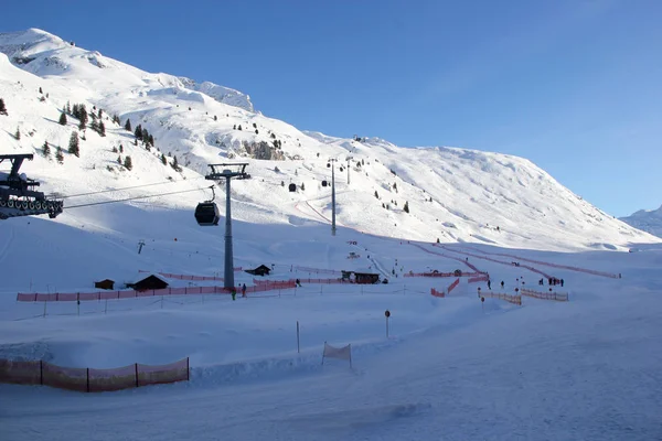 Zurs and Lech am Arlberg Sípálya kábeles felvonóval — Stock Fotó