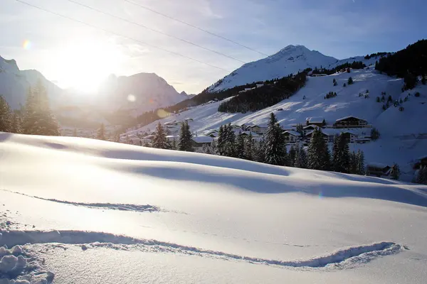 Zimní Alpy Krajina panorama se sluncem v Lech am — Stock fotografie
