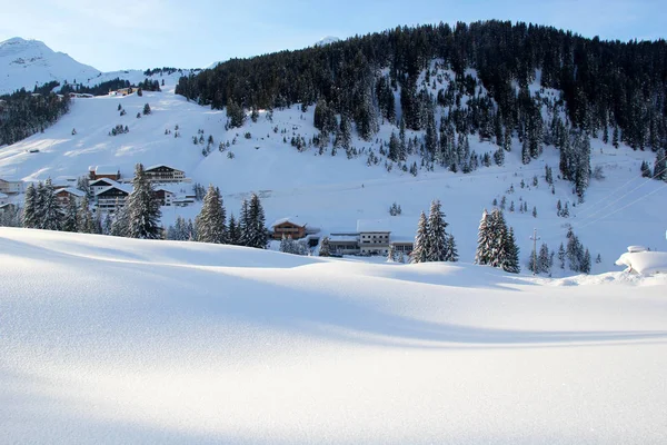 Άποψη του χωριού Λεχ και χιονισμένο χιονοδρομικό κέντρο στην Αυστρία το χειμώνα — Φωτογραφία Αρχείου