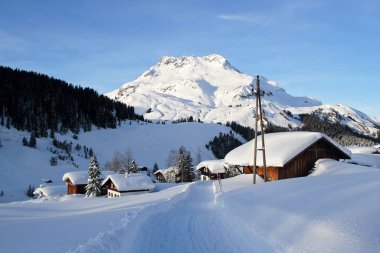 Güzel Dağ Tepesi ve Manzaralı Alplerdeki Kış Doğası 
