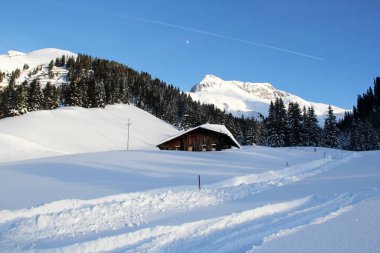 Lech 'teki Dağlarda Kışlık Kalkan Evi. Roa ile Arlberg.